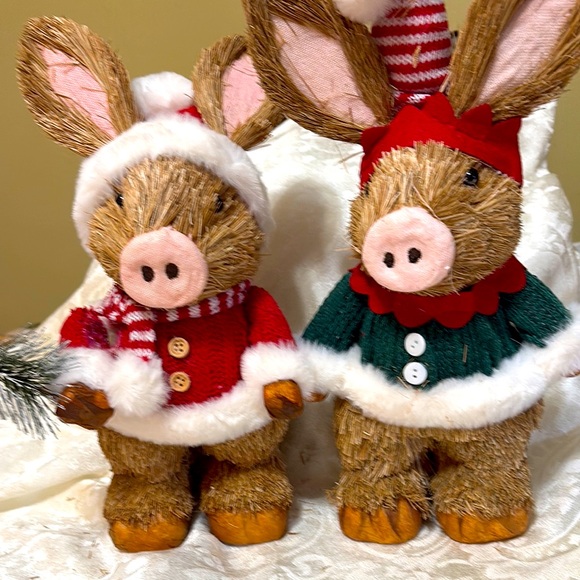 Festive Straw Christmas Pigs - Picture 1 of 10